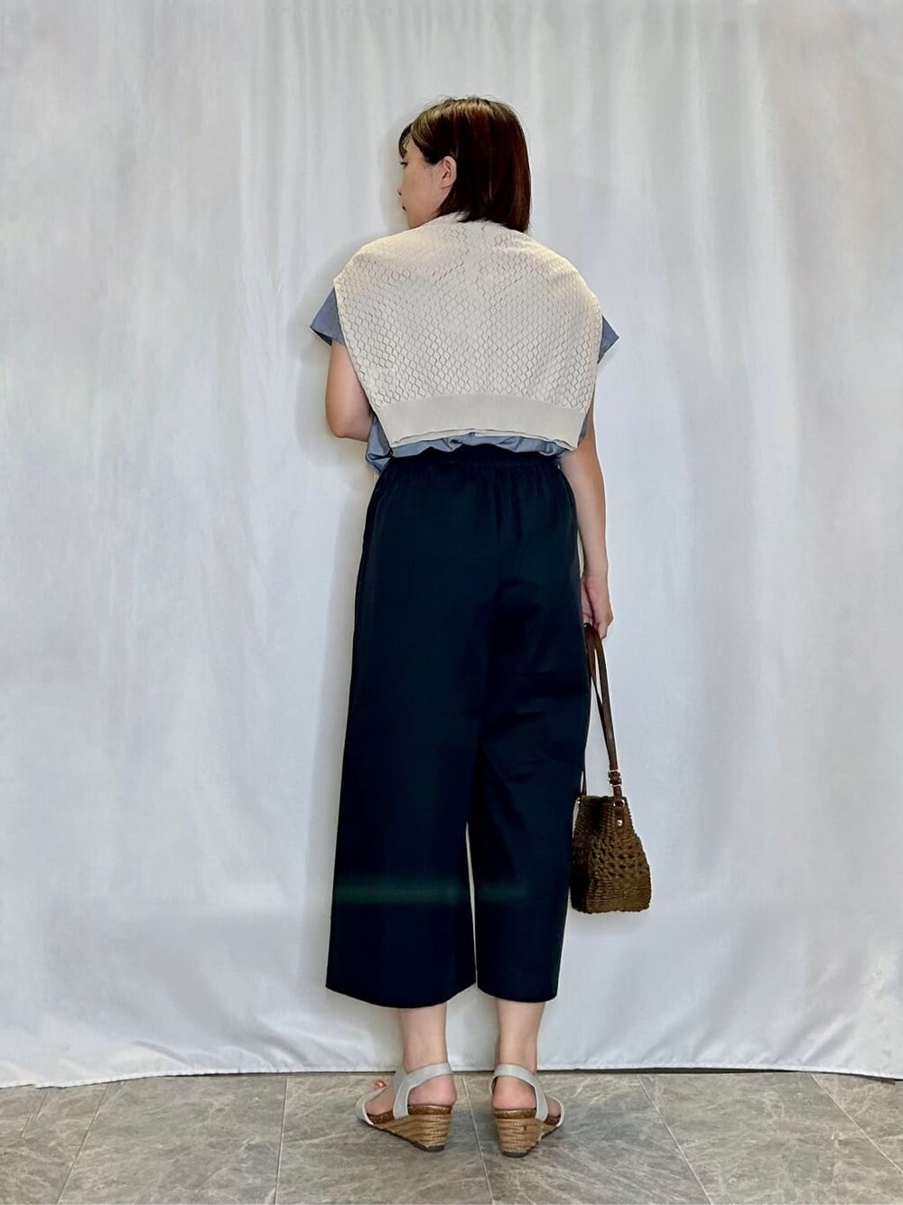 ベージュ系のカーディガン/ボレロ、ブルー系のシャツ/ブラウス、ブルー系のその他パンツを着用したレディースの夏コーディネートの3枚目の写真