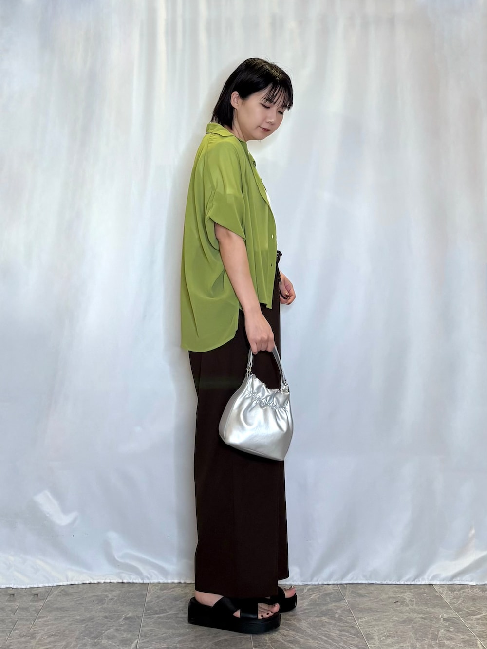 シルバー系のショルダーバッグ、ホワイト系のTシャツ/カットソー、ブラウン系のその他パンツを着用したレディースの春コーディネートの2枚目の写真