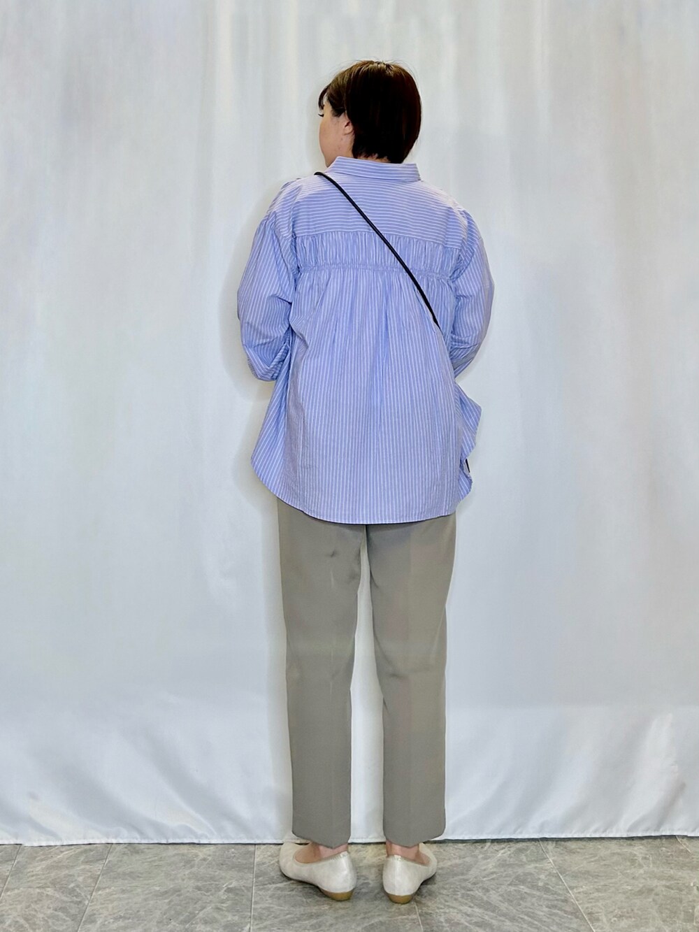 ゴールド系のその他シューズ、ブラック系のショルダーバッグ、パープル系のシャツ/ブラウスを着用したレディースの春コーディネートの3枚目の写真