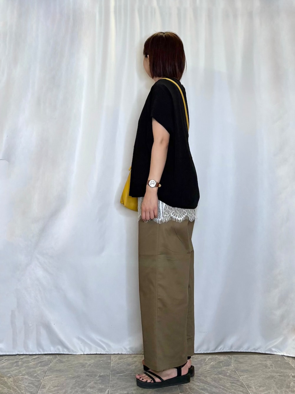 ブラック系のTシャツ/カットソー、ホワイト系のタンクトップ、ベージュ系のその他パンツを着用したレディースの夏コーディネートの4枚目の写真