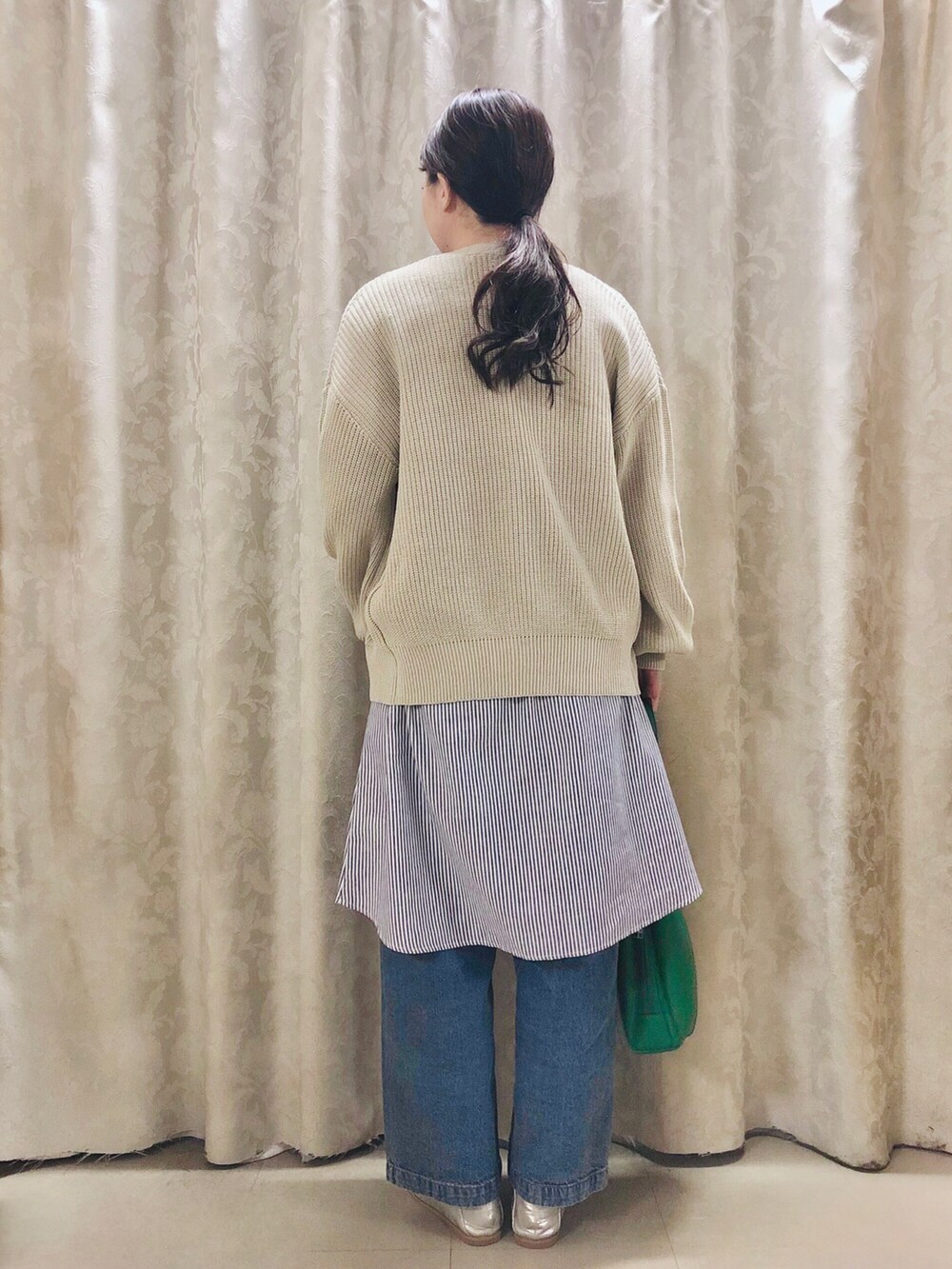 ベージュ系のカーディガン/ボレロ、ブルー系のワンピース、シルバー系のスニーカーを着用したレディースの春コーディネートの3枚目の写真