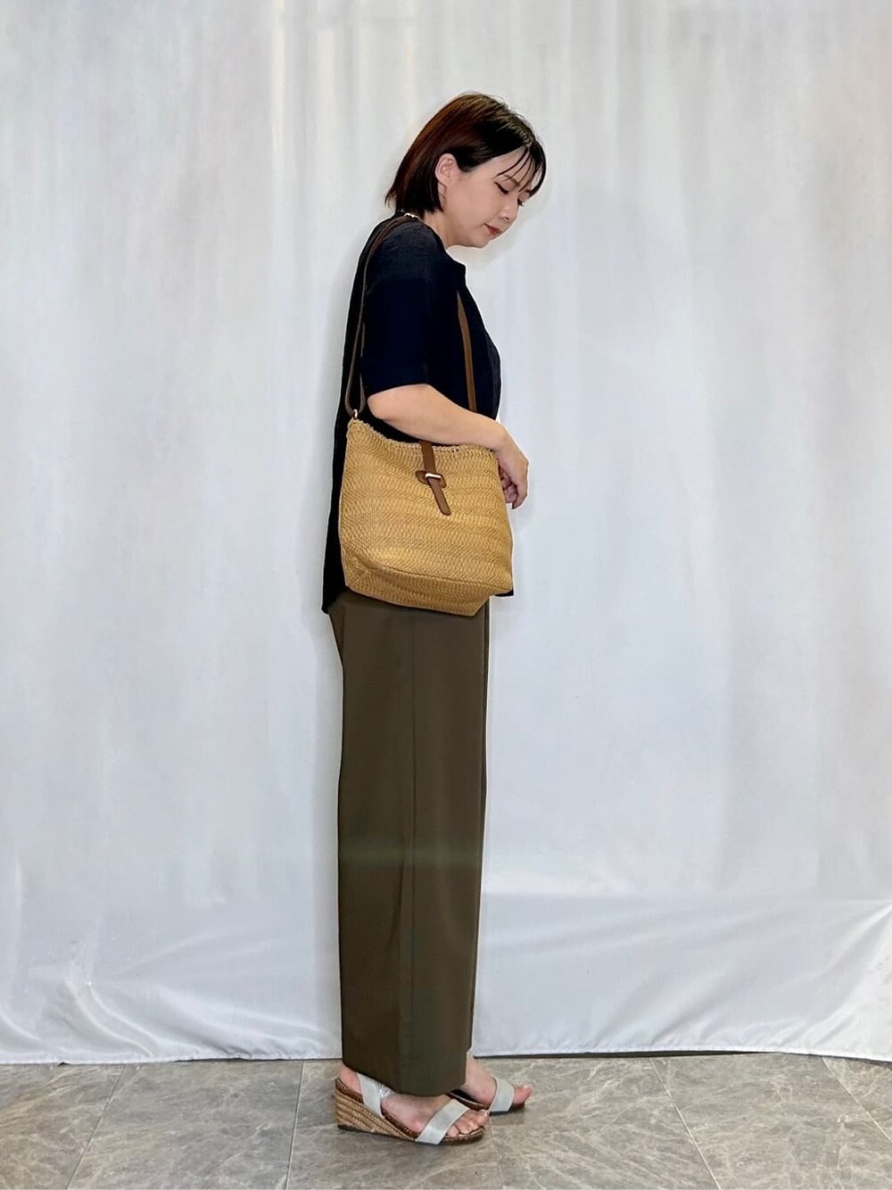 ブルー系のシャツ/ブラウス、グリーン系のその他パンツ、シルバー系のサンダルを着用したレディースの夏コーディネートの2枚目の写真