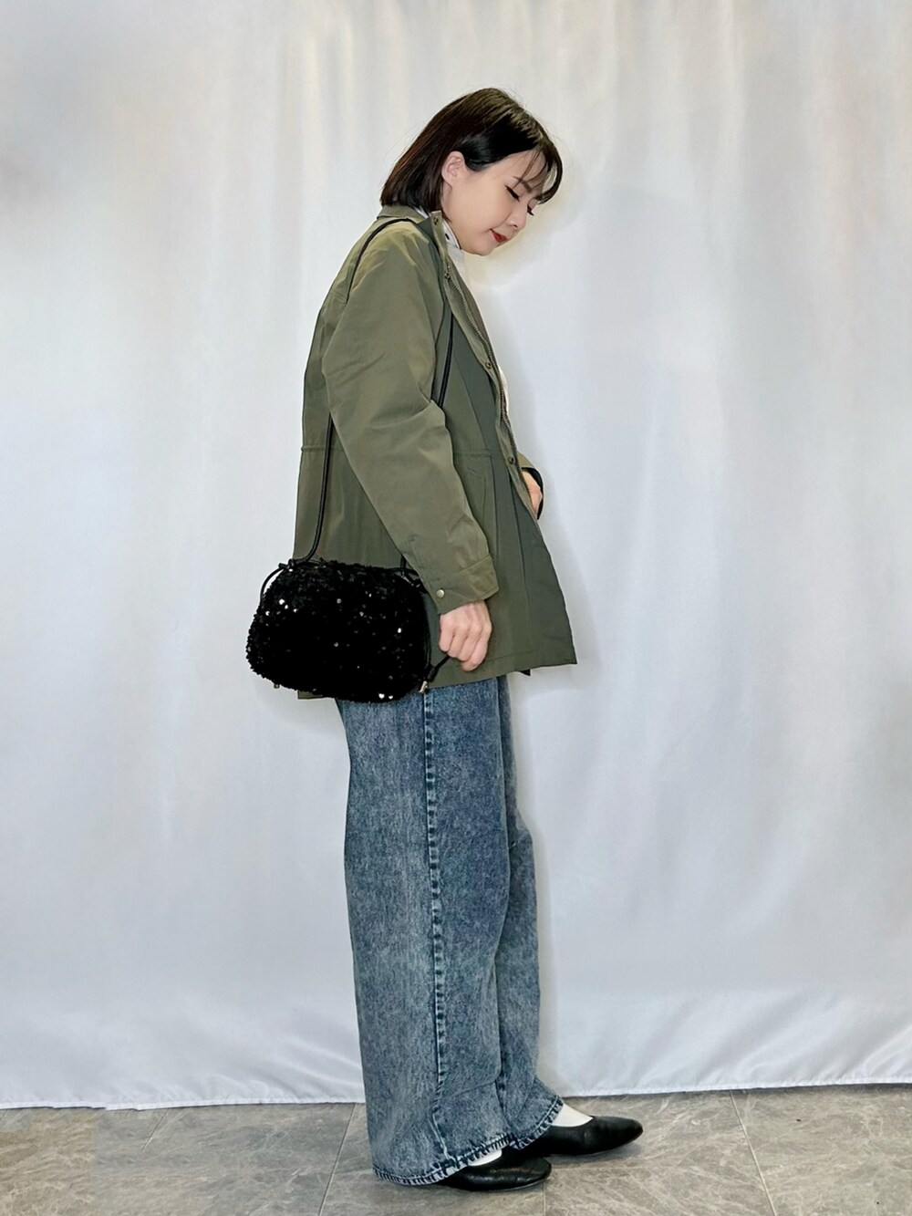 ブルー系のその他パンツ、ブラック系のパンプス、ブラック系のショルダーバッグを着用したレディースの冬コーディネートの2枚目の写真