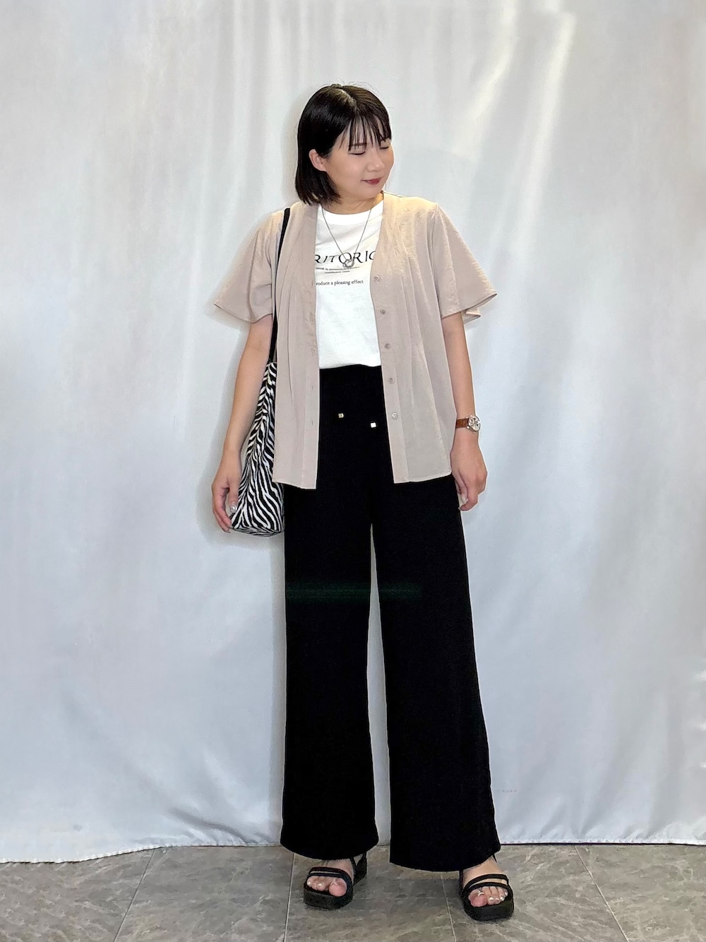 ベージュ系のシャツ/ブラウス、ホワイト系のTシャツ/カットソー、ブラック系のその他パンツを着用したレディースの夏コーディネートの2枚目の写真
