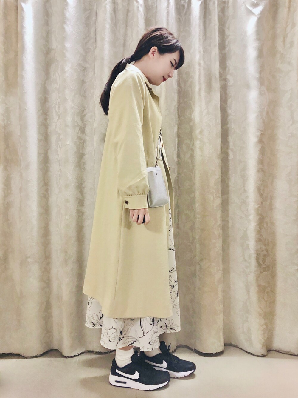 「イエロー、ナイキ、ナイキスニーカー、きれいめカジュアル、春、春色、春コーデ、花柄ワンピース、こなれ感、シューラルー」｜「DRESKIPのフラワー線画柄チビフリルワンピース（ワンピース、ホワイト系）」を使った、ネリさん（レディース・162cm）の冬コーディネートの2枚目の写真