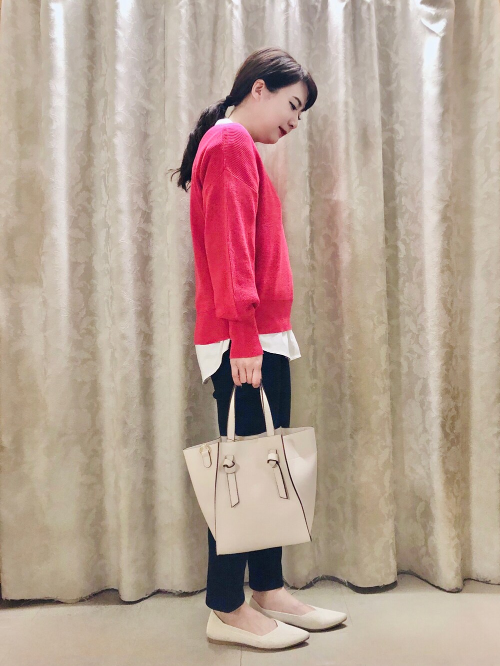 ピンク系のニット/セーター、ホワイト系のシャツ/ブラウス、ブラック系のその他パンツを着用したレディースの春コーディネートの2枚目の写真