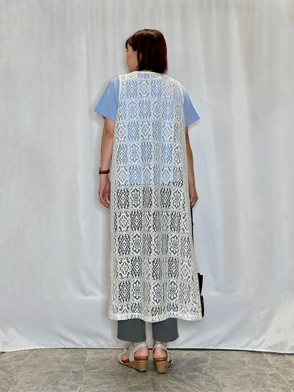 ホワイト系のベスト、ブルー系のTシャツ/カットソー、グレー系のその他パンツを着用したレディースの夏コーディネートの3枚目の写真