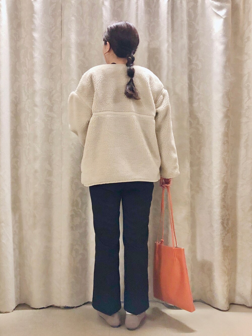 ブラウン系のTシャツ/カットソー、ブラック系のその他パンツ、ベージュ系のパンプスを着用したレディースの冬コーディネートの3枚目の写真