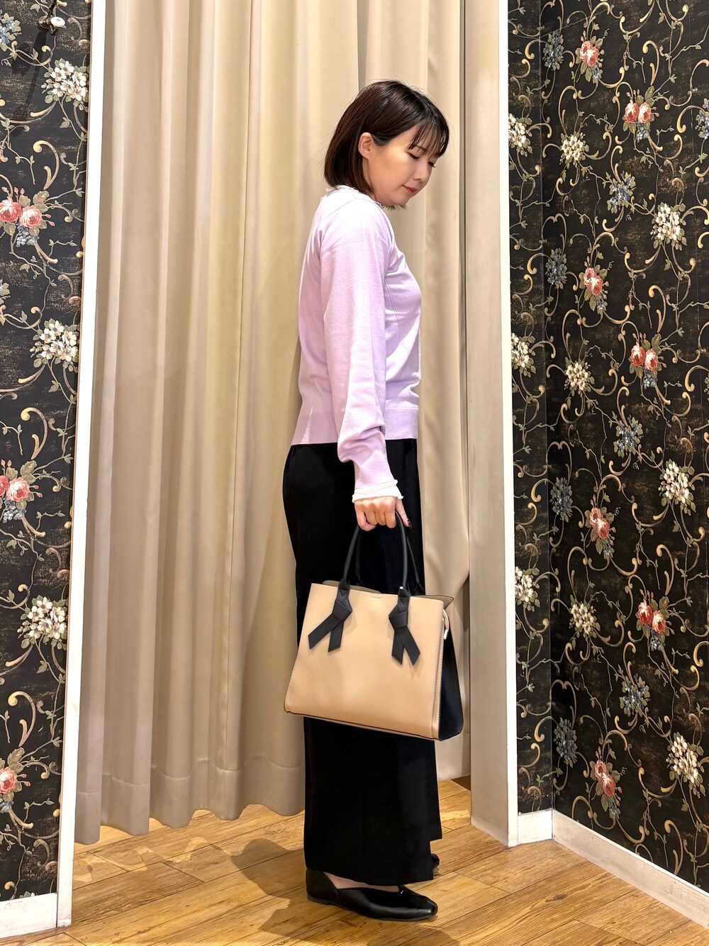パープル系のニット/セーター、ホワイト系のTシャツ/カットソー、ブラック系のその他パンツを着用したレディースの秋コーディネートの2枚目の写真