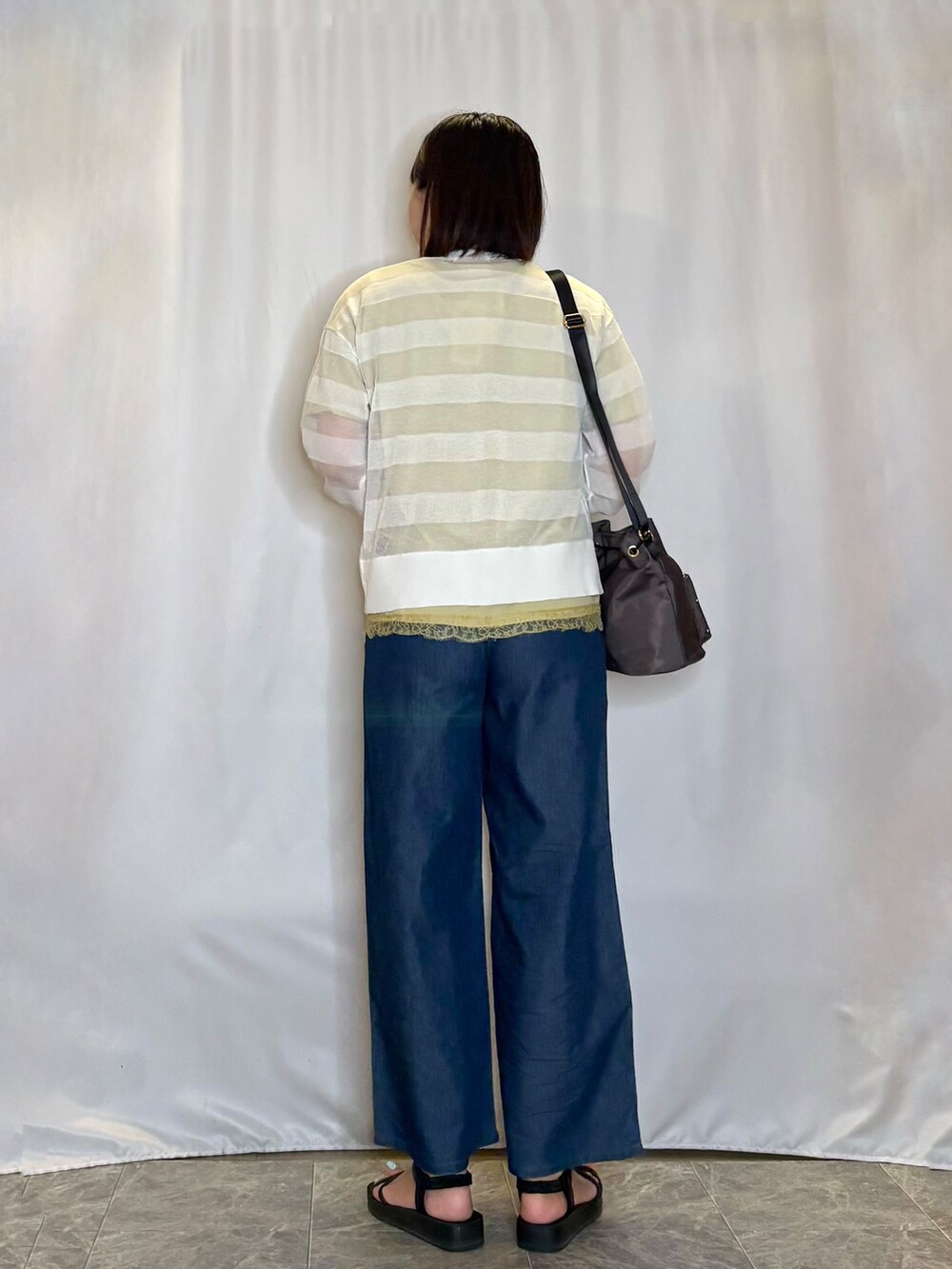 ホワイト系のカーディガン/ボレロ、イエロー系のTシャツ/カットソー、ブルー系のデニムパンツを着用したレディースの夏コーディネートの5枚目の写真