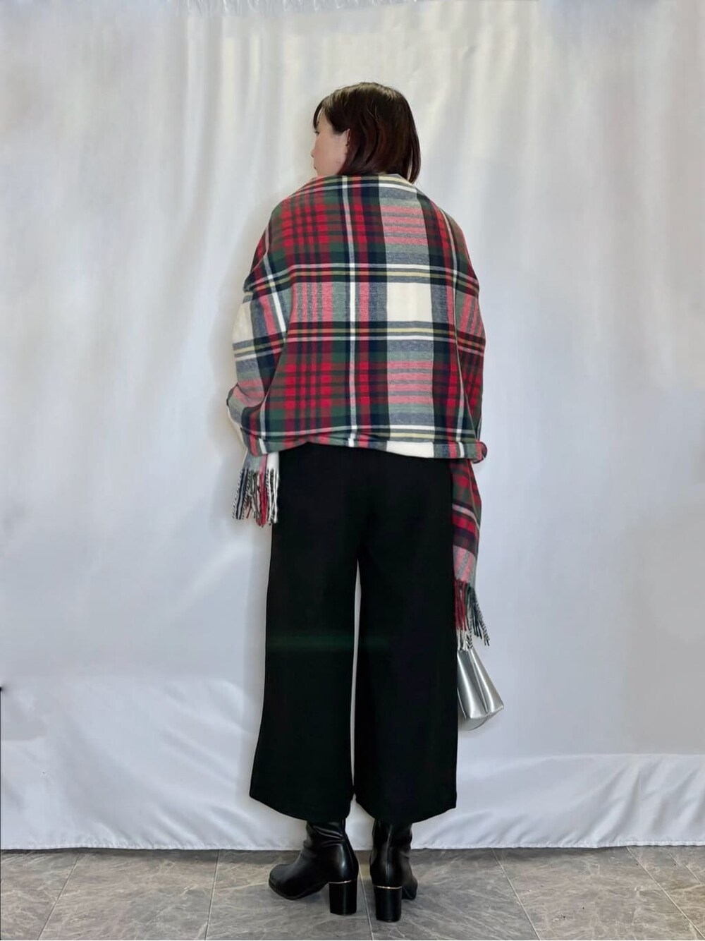 ホワイト系のスウェット、ブラック系のその他パンツ、ブラック系のブーツを着用したレディースの冬コーディネートの3枚目の写真