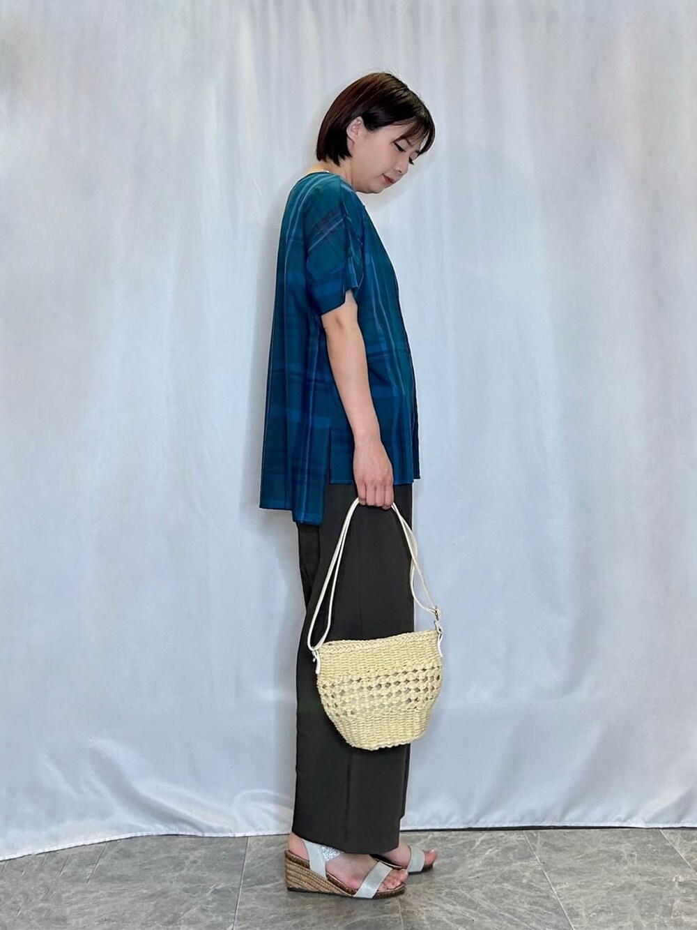 ブルー系のシャツ/ブラウス、ブラウン系のその他パンツ、シルバー系のサンダルを着用したレディースの夏コーディネートの2枚目の写真