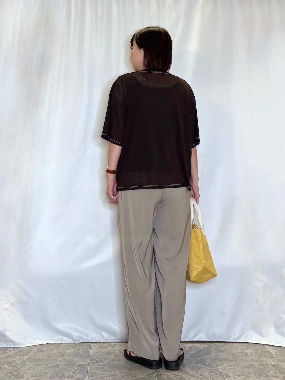 ブラウン系のTシャツ/カットソー、ブラック系のタンクトップ、ブラウン系のその他パンツを着用したレディースの夏コーディネートの3枚目の写真