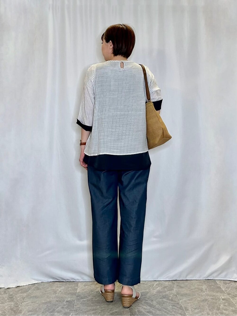 ホワイト系のTシャツ/カットソー、ブルー系のその他パンツ、シルバー系のサンダルを着用したレディースの春コーディネートの3枚目の写真