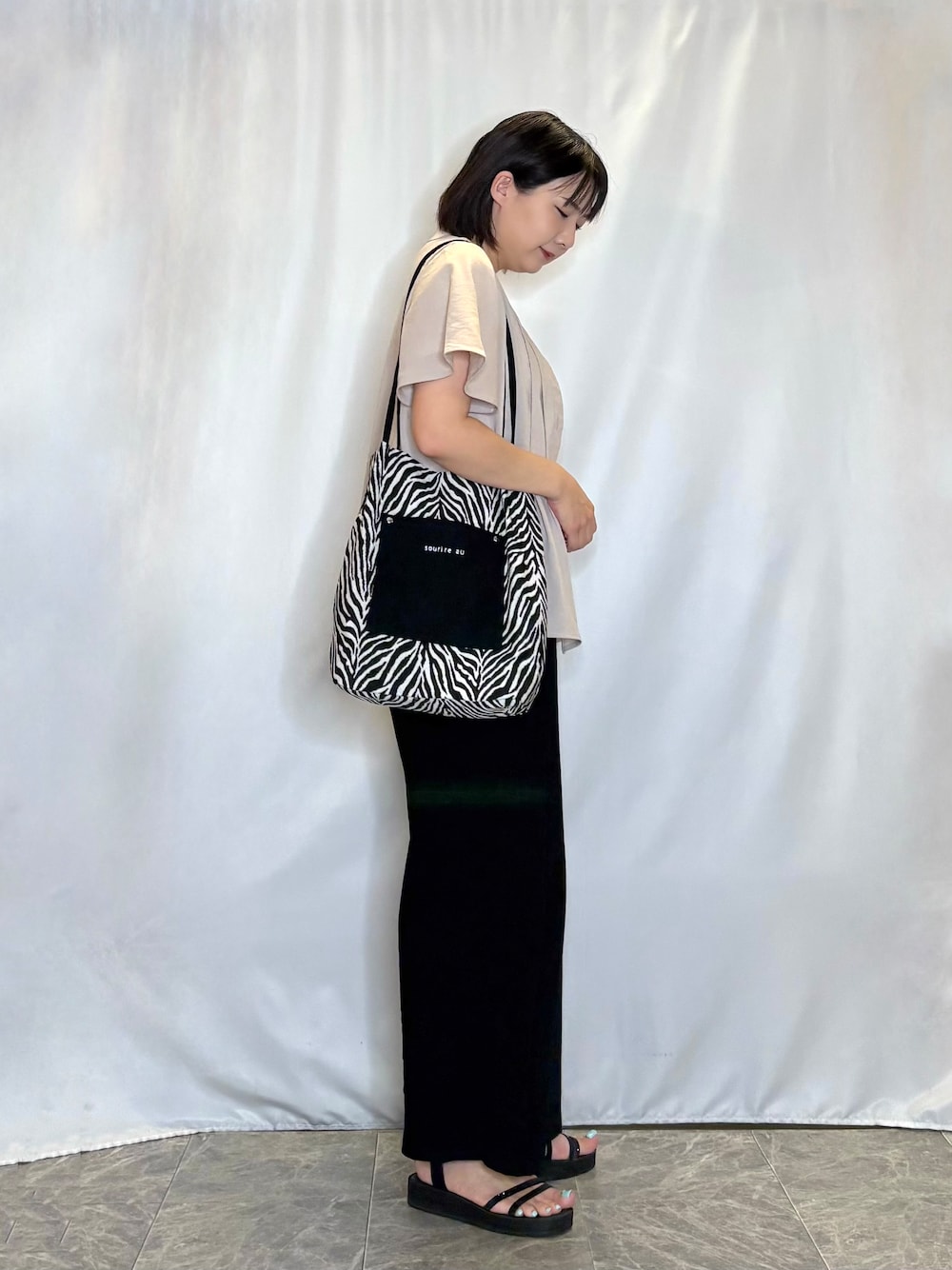 ベージュ系のシャツ/ブラウス、ホワイト系のTシャツ/カットソー、ブラック系のその他パンツを着用したレディースの夏コーディネートの4枚目の写真