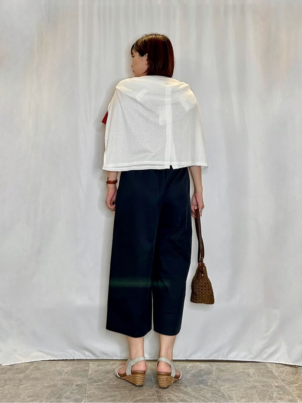 ホワイト系のカーディガン/ボレロ、レッド系のTシャツ/カットソー、ブルー系のその他パンツを着用したレディースの夏コーディネートの3枚目の写真