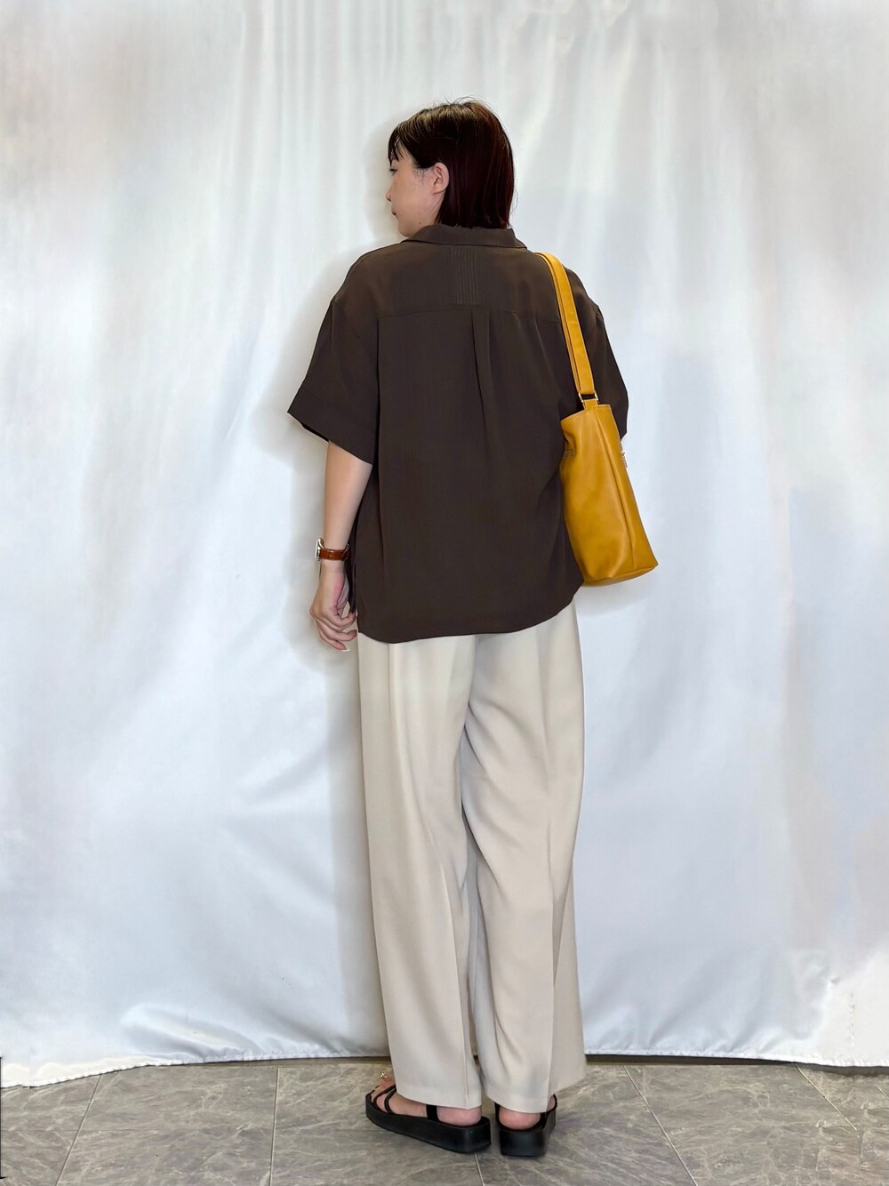 ブラウン系のシャツ/ブラウス、ホワイト系のTシャツ/カットソー、ベージュ系のその他パンツを着用したレディースの夏コーディネートの5枚目の写真
