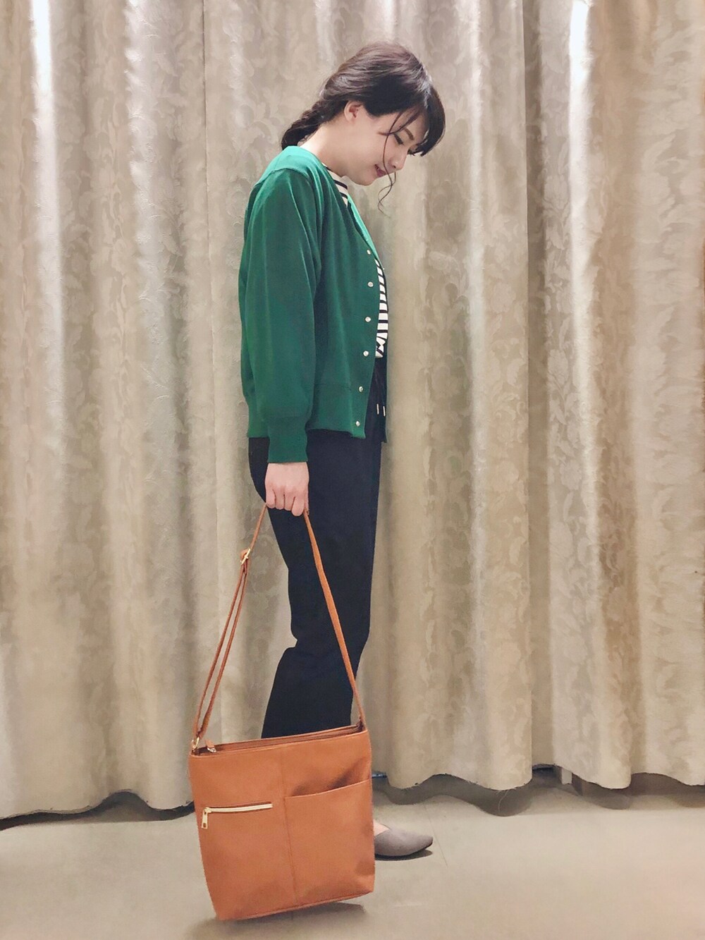 ブラック系のその他パンツ、イエロー系のショルダーバッグ、ベージュ系のパンプスを着用したレディースの秋コーディネートの2枚目の写真