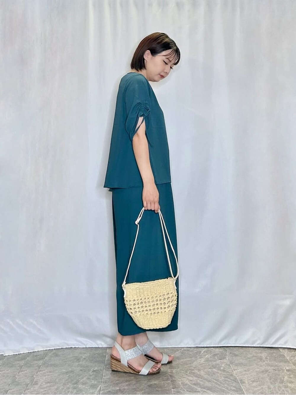 ブルー系のシャツ/ブラウス、ブルー系のその他パンツ、シルバー系のサンダルを着用したレディースの夏コーディネートの2枚目の写真