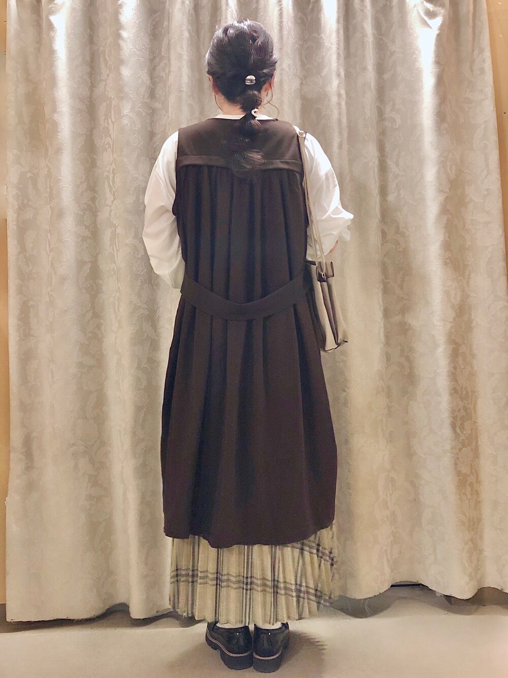 ブラック系のその他シューズ、ベージュ系のスカート、ブラウン系のベストを着用したレディースの夏コーディネートの3枚目の写真