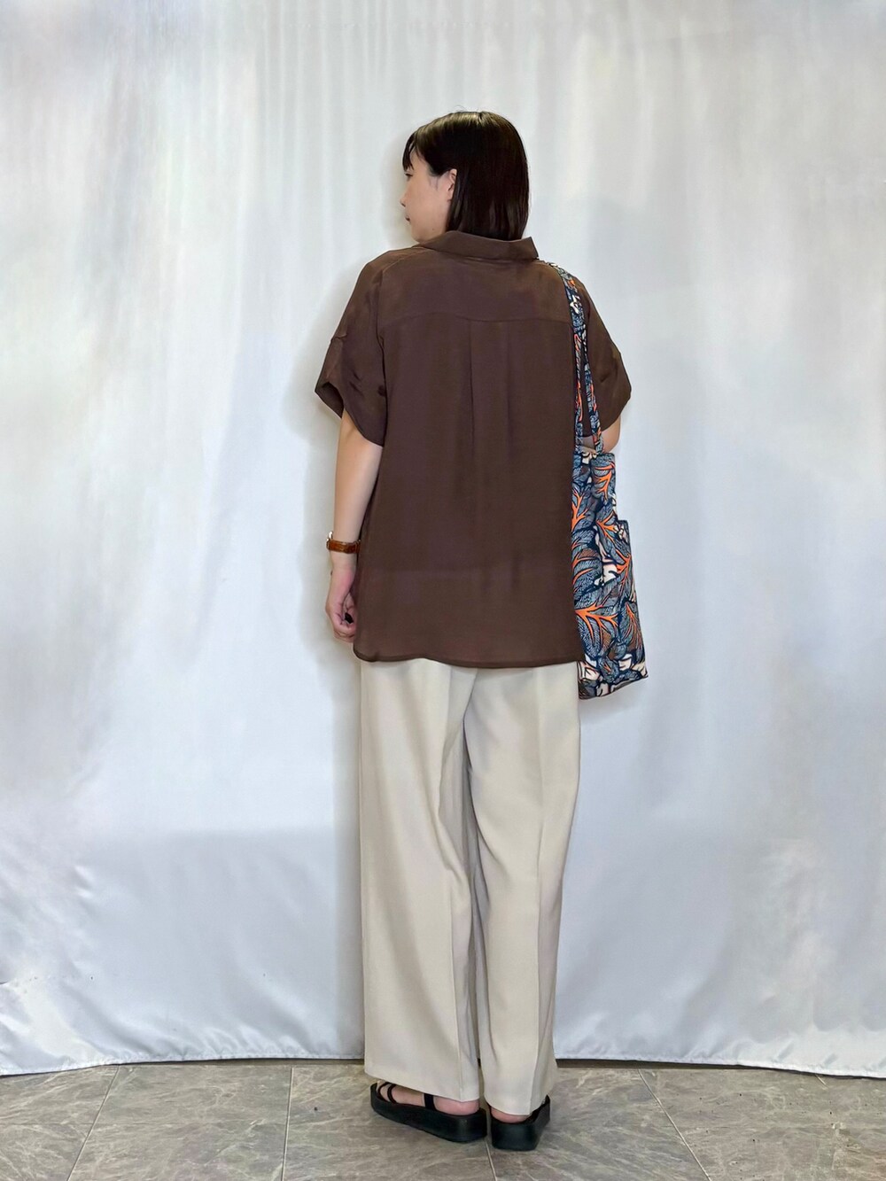 ブラウン系のその他トップス、ベージュ系のその他パンツ、ブラック系のサンダルを着用したレディースの夏コーディネートの5枚目の写真