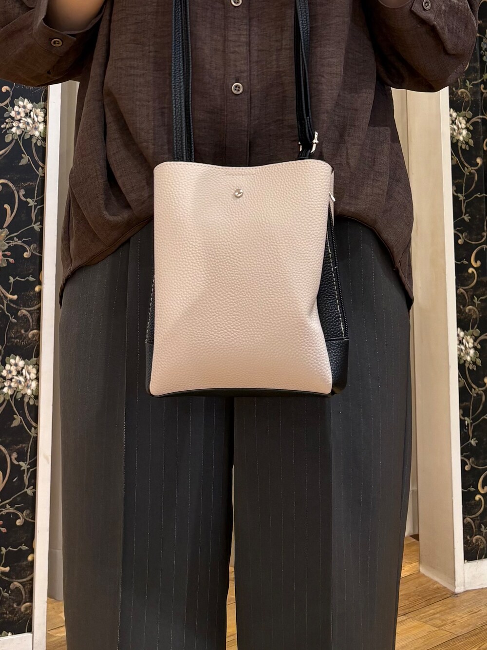 ブラウン系のシャツ/ブラウス、グレー系のその他パンツ、ブラック系のブーツを着用したレディースの秋コーディネートの5枚目の写真