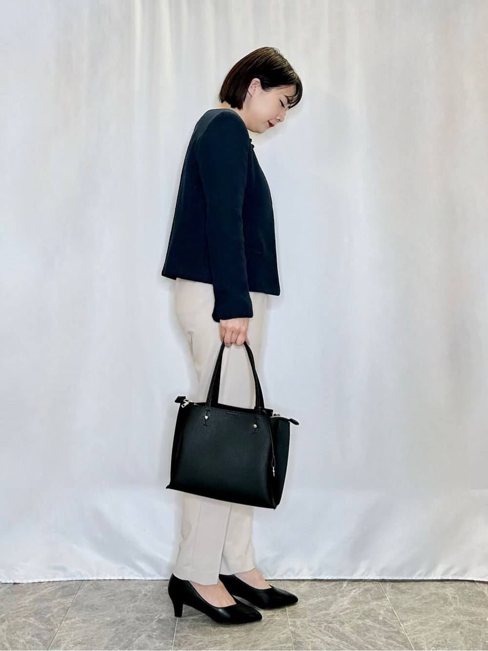 ブルー系のノーカラージャケット、ホワイト系のシャツ/ブラウス、ベージュ系のその他パンツを着用したレディースの冬コーディネートの2枚目の写真