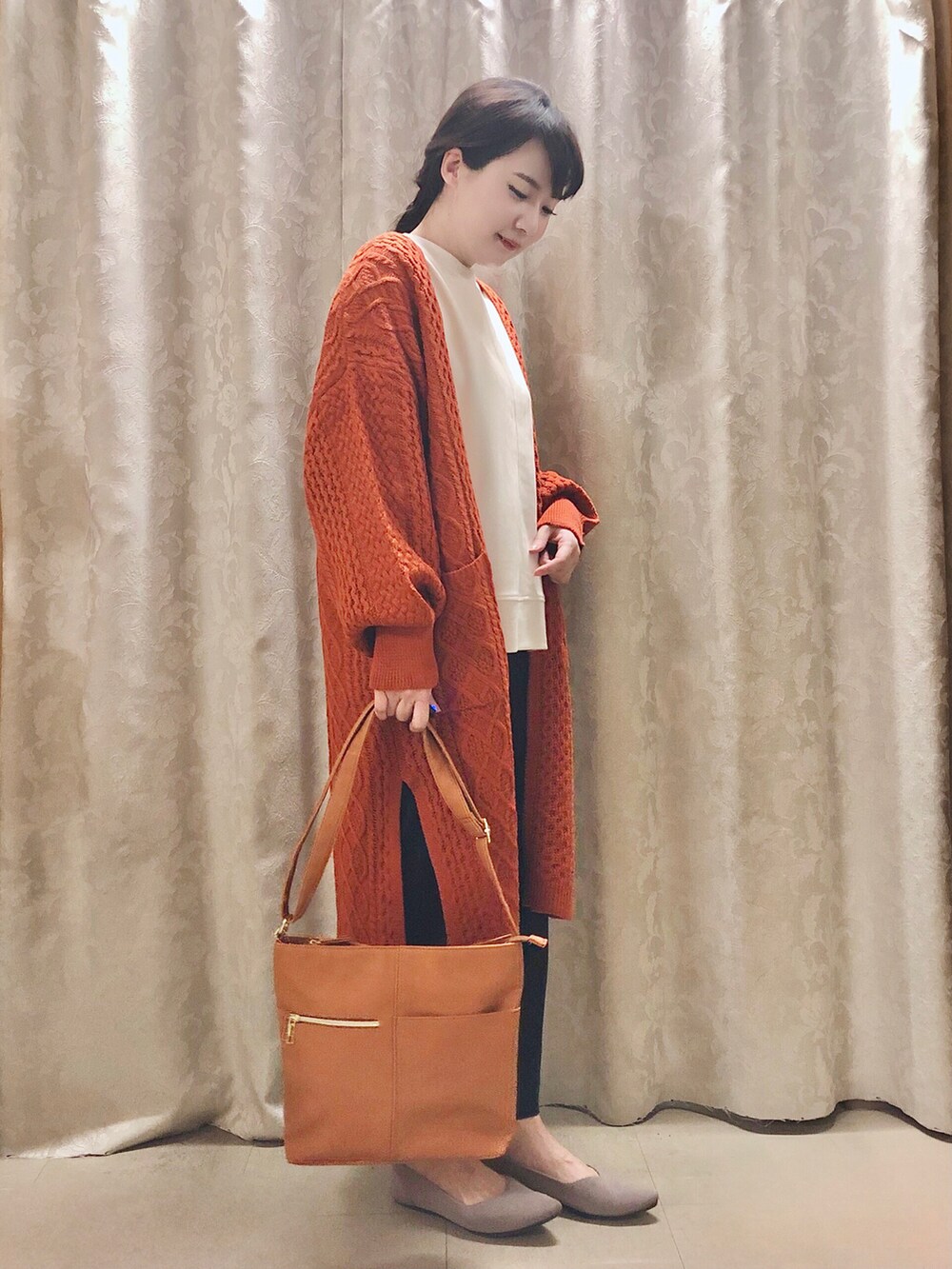 イエロー系のショルダーバッグ、ベージュ系のパンプス、ホワイト系のTシャツ/カットソーを着用したレディースの秋コーディネートの2枚目の写真