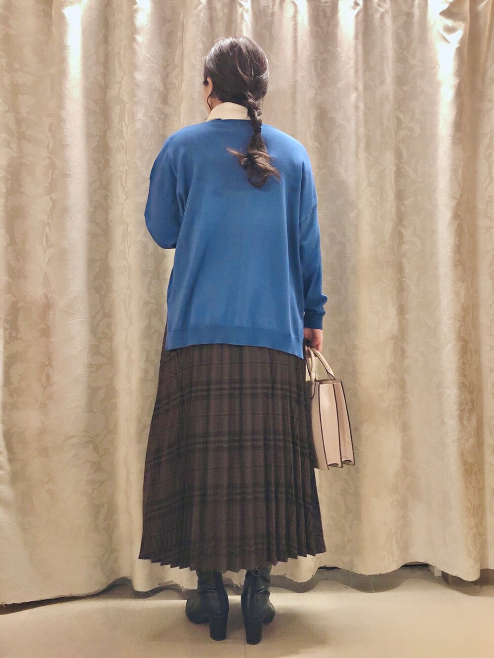 ホワイト系のニット/セーター、ブルー系のカーディガン/ボレロ、ブラウン系のスカートを着用したレディースの秋コーディネートの3枚目の写真