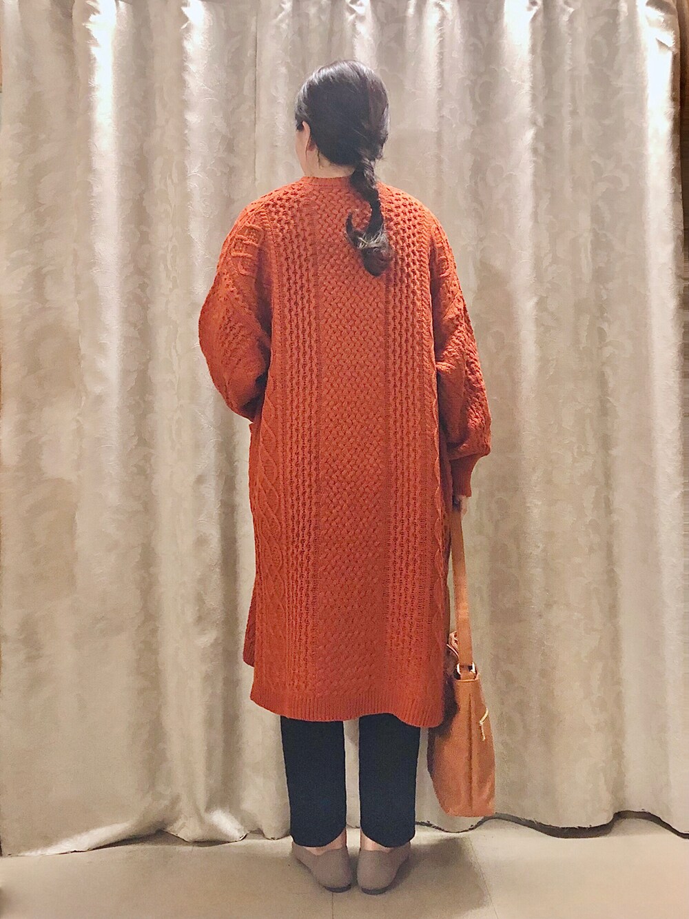 イエロー系のショルダーバッグ、ベージュ系のパンプス、ホワイト系のTシャツ/カットソーを着用したレディースの秋コーディネートの3枚目の写真