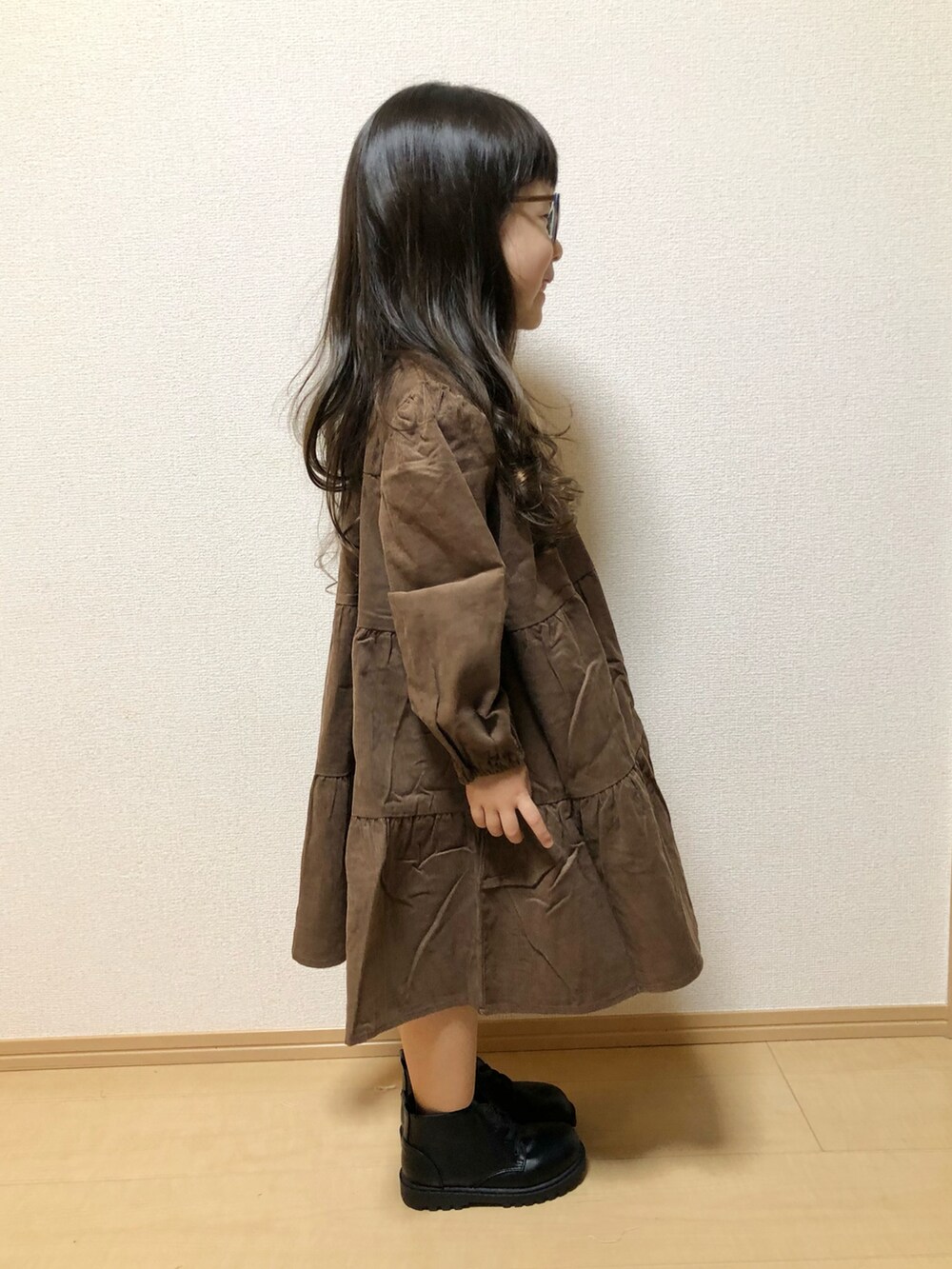 ブラウン系のワンピースを着用したレディースの秋コーディネートの2枚目の写真