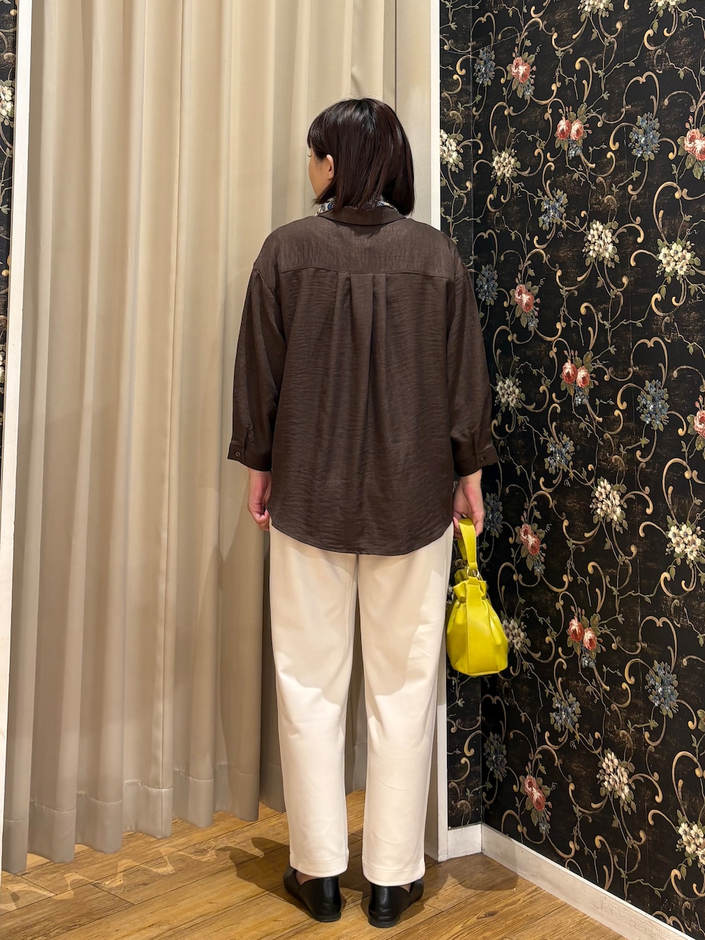 ホワイト系のその他パンツ、イエロー系のショルダーバッグを着用したレディースの秋コーディネートの3枚目の写真