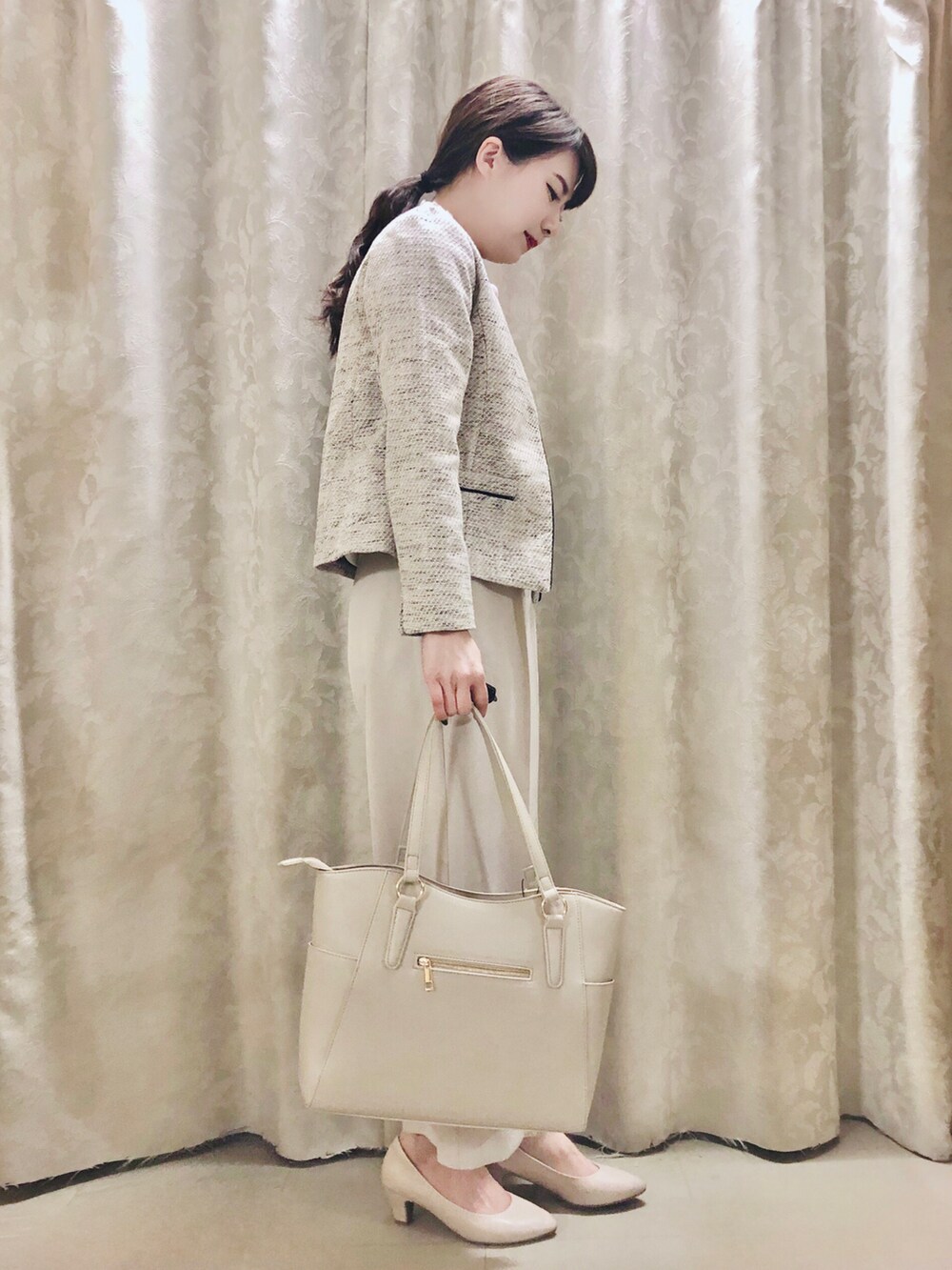 ホワイト系のトートバッグ、ベージュ系のパンプス、ベージュ系のその他パンツを着用したレディースの春コーディネートの2枚目の写真