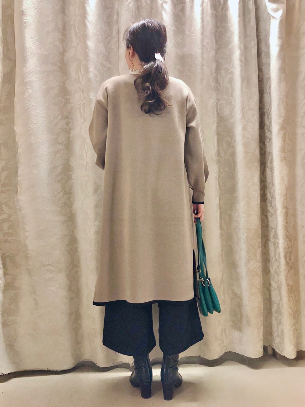 ホワイト系のTシャツ/カットソー、ベージュ系のカーディガン/ボレロ、グリーン系のショルダーバッグを着用したレディースの秋コーディネートの3枚目の写真