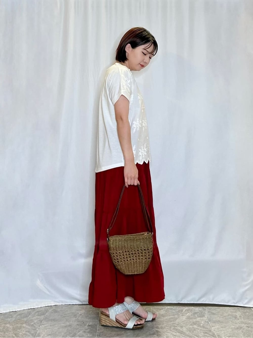 ホワイト系のTシャツ/カットソー、レッド系のスカート、シルバー系のサンダルを着用したレディースの夏コーディネートの2枚目の写真