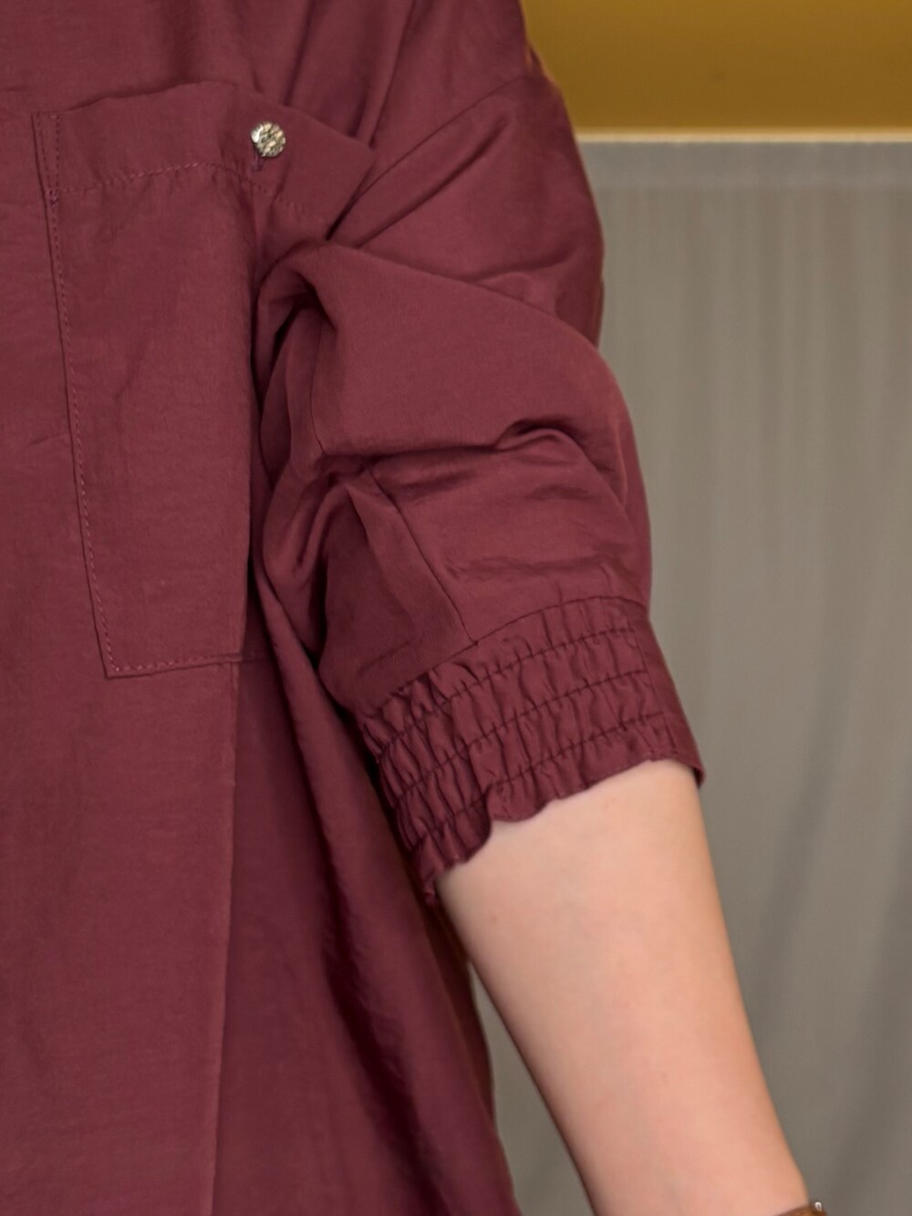 レッド系のシャツ/ブラウス、ホワイト系のTシャツ/カットソー、ブラウン系のその他パンツを着用したレディースの夏コーディネートの5枚目の写真