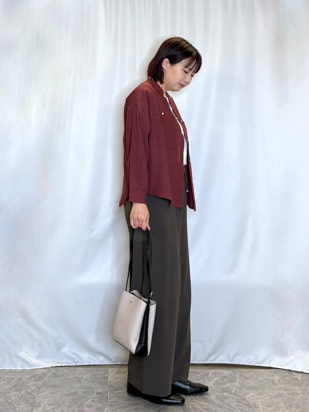 レッド系のシャツ/ブラウス、ホワイト系のTシャツ/カットソー、ブラウン系のその他パンツを着用したレディースの夏コーディネートの2枚目の写真