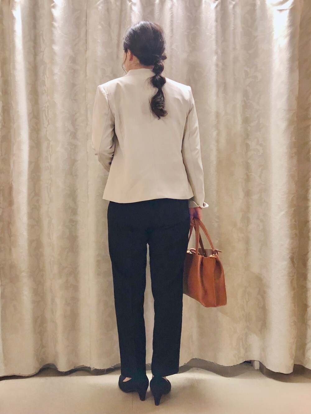 ブラック系のその他パンツ、イエロー系のトートバッグ、ブラック系のパンプスを着用したレディースの秋コーディネートの3枚目の写真