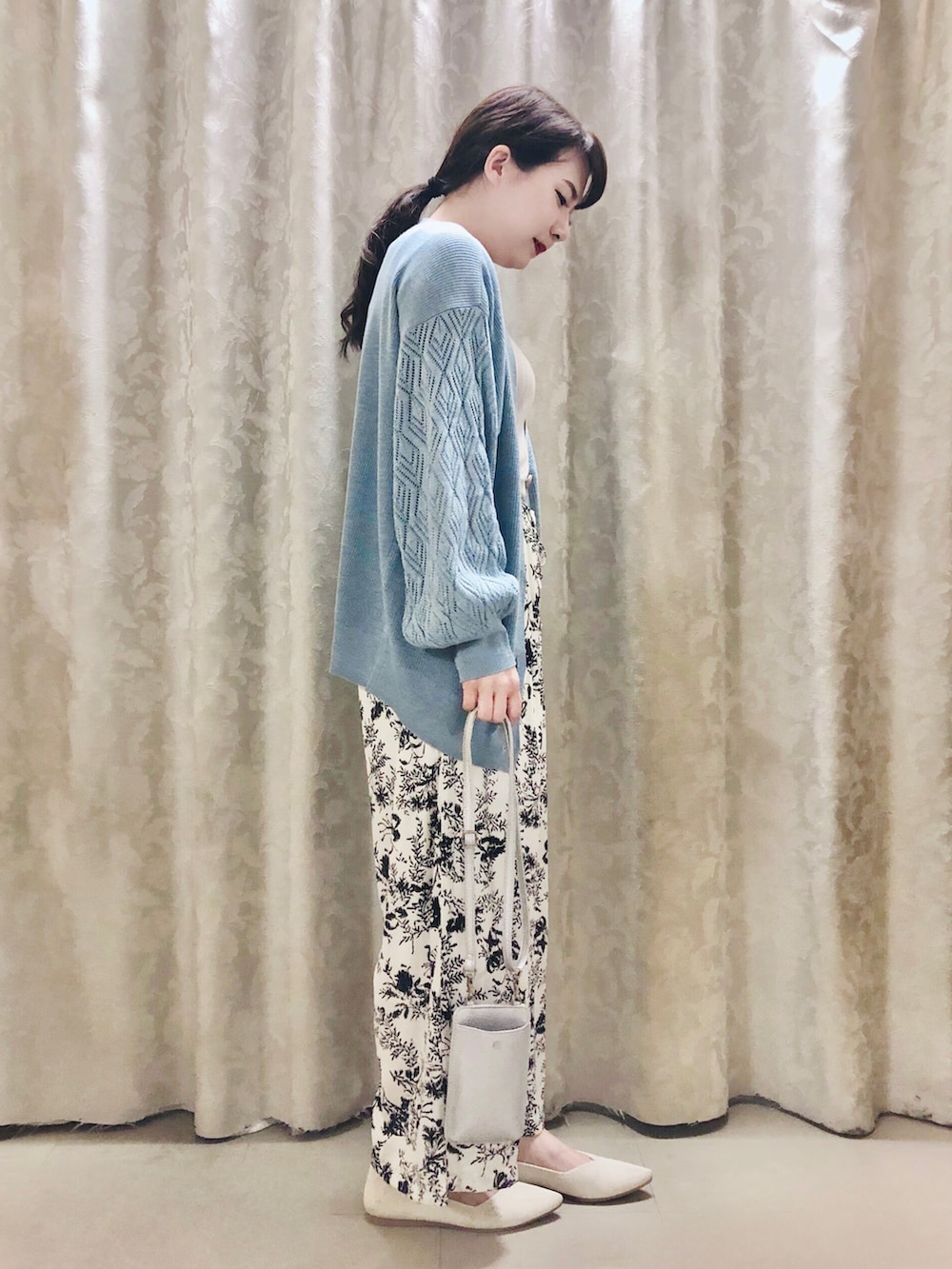 「カジュアル、ブルー、ワイドパンツ、ラフ、大人コーデ、パンツスタイル、リラックススタイル、春コーデ、シューラルー、いいね、save、フォローお願いします🤑」｜「Cutie Blondeの【体型カバーもできる】透かし編みスリーブ Vネックカーディガン（カーディガン/ボレロ、ブルー系）」を使った、ネリさん（レディース・162cm）の春コーディネートの2枚目の写真