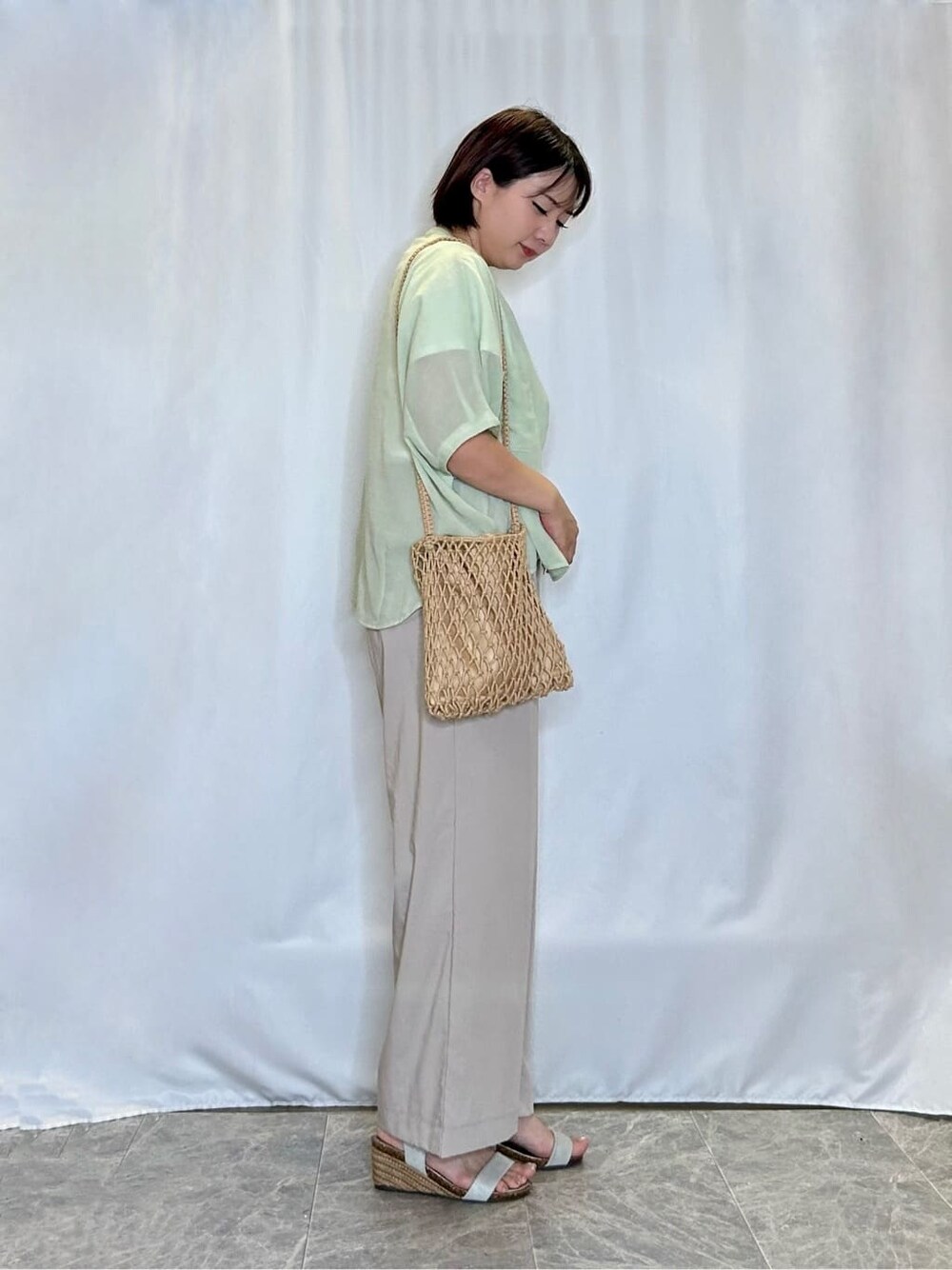 グリーン系のシャツ/ブラウス、ホワイト系のTシャツ/カットソー、ベージュ系のその他パンツを着用したレディースの夏コーディネートの2枚目の写真