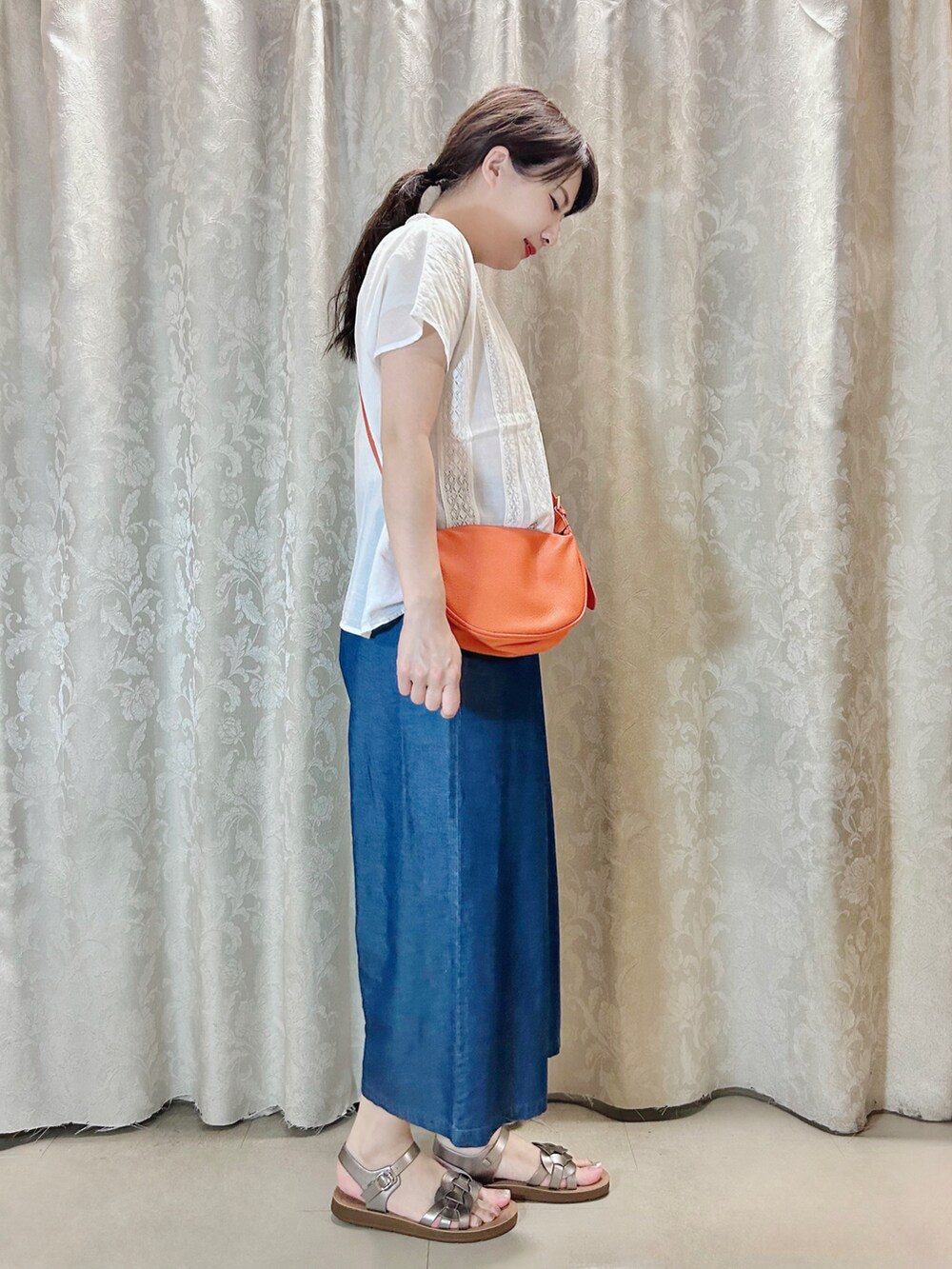 ホワイト系のシャツ/ブラウス、ブルー系のその他パンツ、その他のサンダルを着用したレディースの夏コーディネートの2枚目の写真