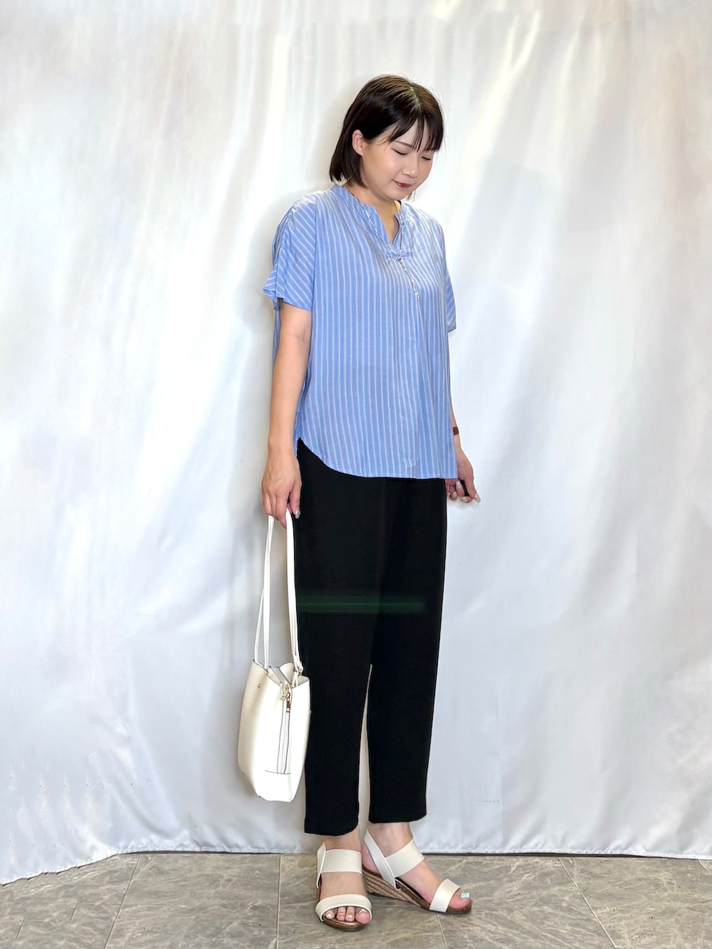 ブルー系のシャツ/ブラウス、ブラック系のその他パンツ、ホワイト系のサンダルを着用したレディースの夏コーディネートの3枚目の写真