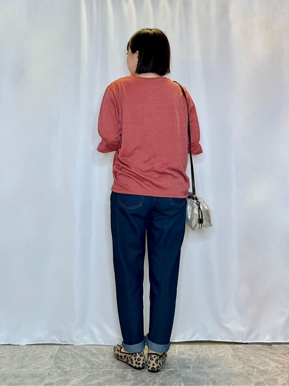 ブルー系のデニムパンツを着用したレディースの秋コーディネートの3枚目の写真