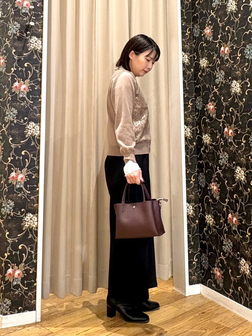 ブラウン系のカーディガン/ボレロ、ホワイト系のTシャツ/カットソー、ブラック系のその他パンツを着用したレディースの秋コーディネートの2枚目の写真