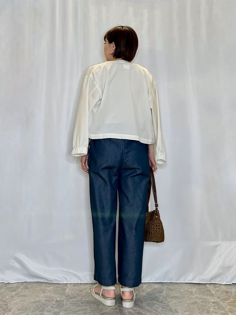 ホワイト系のブルゾン、オレンジ系のTシャツ/カットソー、ブルー系のその他パンツを着用したレディースの夏コーディネートの3枚目の写真