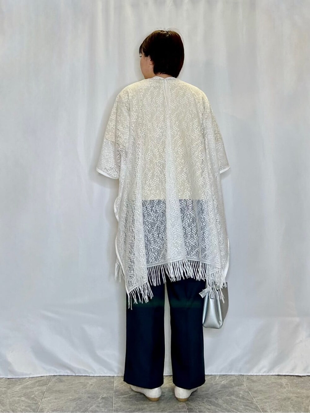 イエロー系のTシャツ/カットソー、グレー系のその他パンツ、ゴールド系のその他シューズを着用したレディースの春コーディネートの3枚目の写真