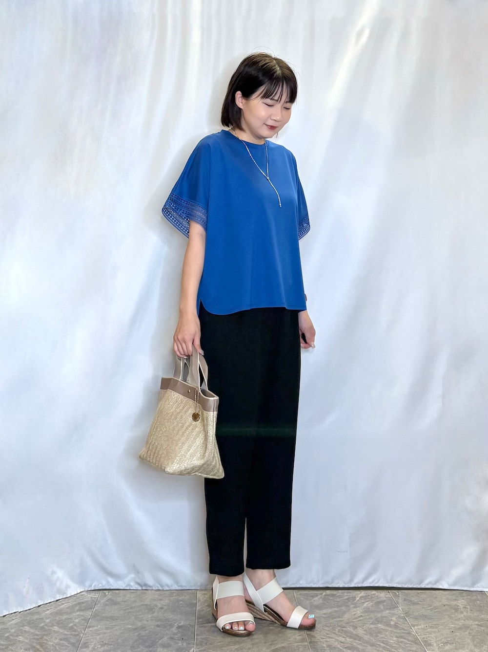 ブルー系のTシャツ/カットソー、ブラック系のその他パンツ、ホワイト系のサンダルを着用したレディースの夏コーディネートの3枚目の写真