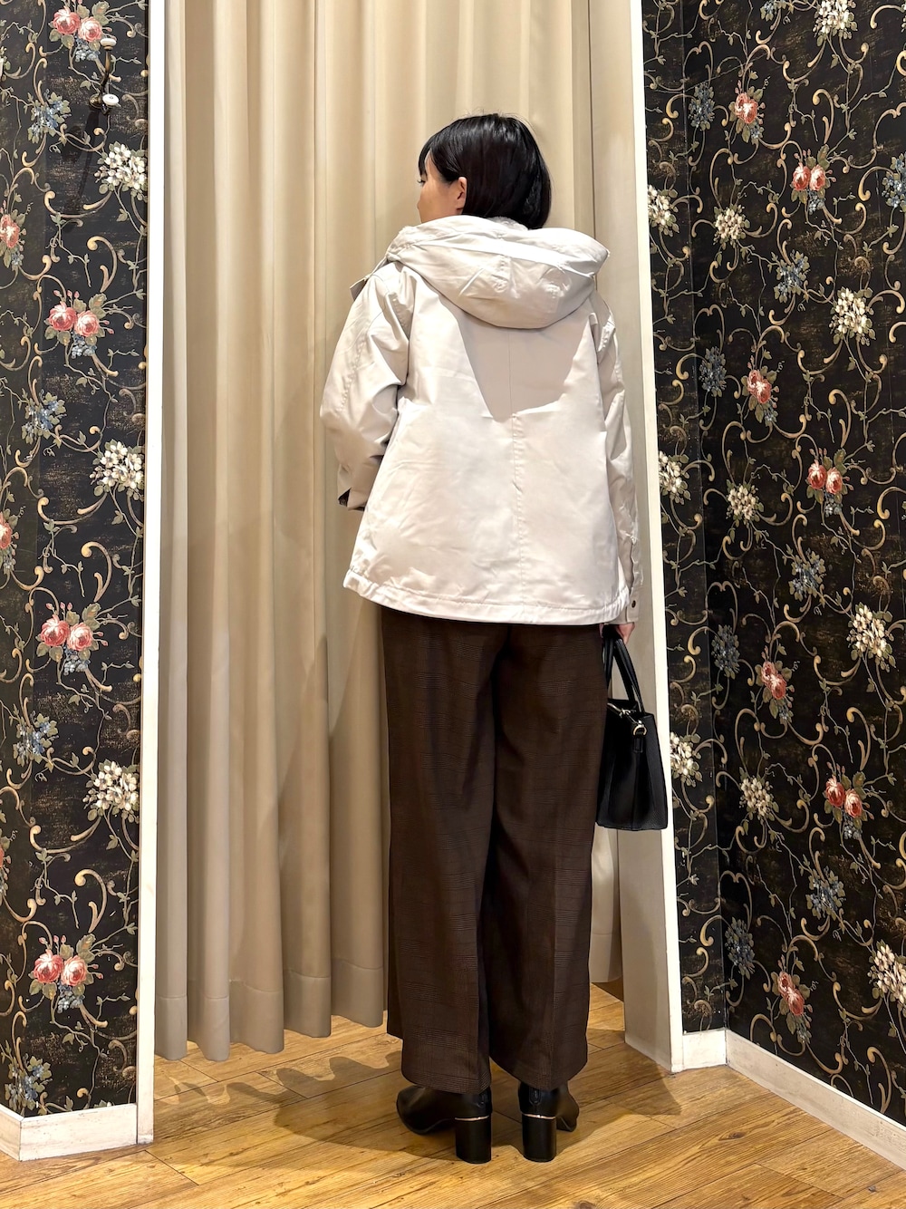 イエロー系のニット/セーター、ブラウン系のその他パンツ、ブラック系のブーツを着用したレディースの秋コーディネートの3枚目の写真