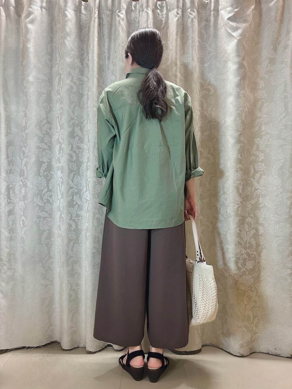 ホワイト系のタンクトップ、グリーン系のシャツ/ブラウス、ホワイト系のトートバッグを着用したレディースの夏コーディネートの3枚目の写真