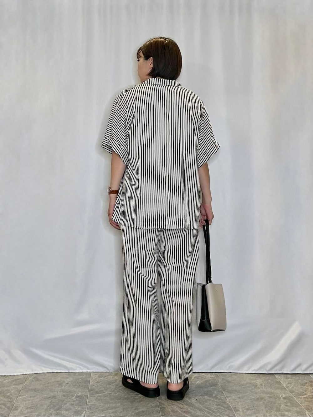 ブルー系のテーラードジャケット、ホワイト系のTシャツ/カットソー、ブルー系のその他パンツを着用したレディースの夏コーディネートの3枚目の写真